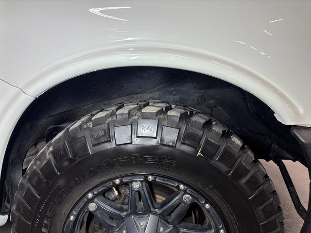 シボレーエクスプレス ４ＷＤ　全塗装カーゴフェイス　１ナンバー５名乗車　内装ブラウンモケットシート　新ディスプレイオーディオ　カープレイ対応　バックカメラ　ＥＴＣ　グッドリッチＭＴ　ＦＵＥＬアルミ　サイド出しマフラー　整備済車両（49枚目）