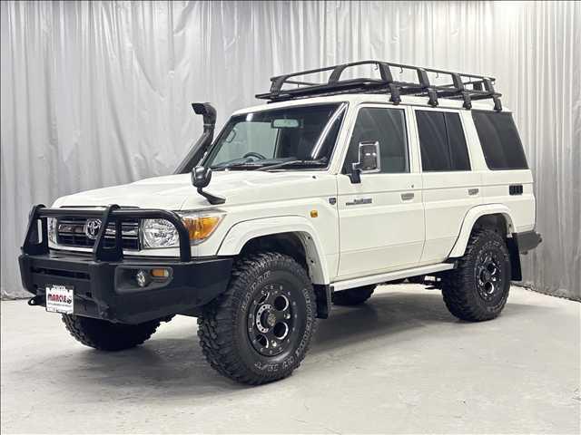 ランドクルーザー７０ バン　３０周年記念車　４ＷＤ　５速　前後デフロック　ＥＴＣ　バックカメラ　地デジナビ　マーテルデーモンＡＷ　キーレス　マッドタイヤ　シュノーケル　ブルバー　ルーフキャリア　リアラダー　１ナンバー　本州仕入（2枚目）