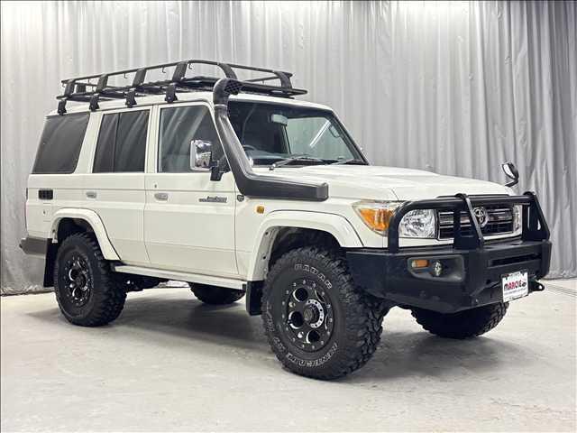 ランドクルーザー７０ バン　３０周年記念車　４ＷＤ　５速　前後デフロック　ＥＴＣ　バックカメラ　地デジナビ　マーテルデーモンＡＷ　キーレス　マッドタイヤ　シュノーケル　ブルバー　ルーフキャリア　リアラダー　１ナンバー　本州仕入（4枚目）