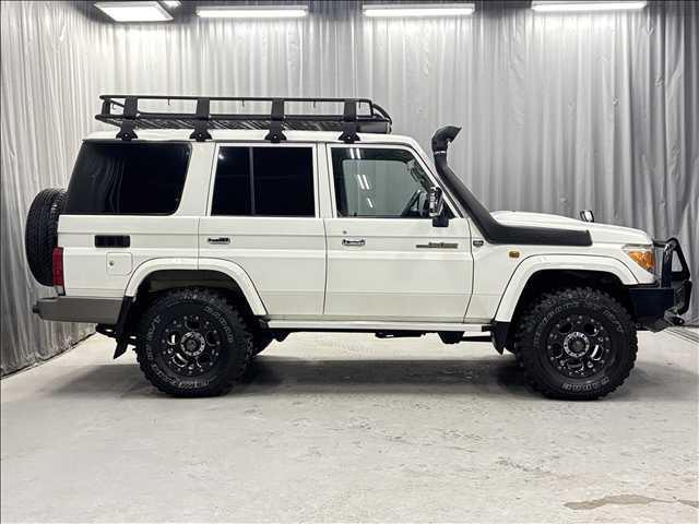 ランドクルーザー７０ バン　３０周年記念車　４ＷＤ　５速　前後デフロック　ＥＴＣ　バックカメラ　地デジナビ　マーテルデーモンＡＷ　キーレス　マッドタイヤ　シュノーケル　ブルバー　ルーフキャリア　リアラダー　１ナンバー　本州仕入（5枚目）