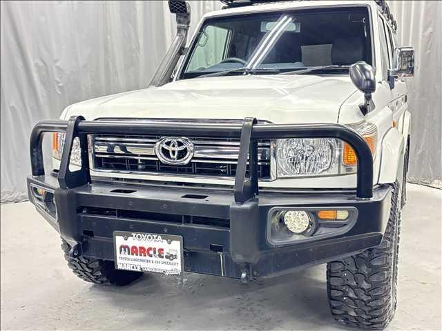 ランドクルーザー７０ バン　３０周年記念車　４ＷＤ　５速　前後デフロック　ＥＴＣ　バックカメラ　地デジナビ　マーテルデーモンＡＷ　キーレス　マッドタイヤ　シュノーケル　ブルバー　ルーフキャリア　リアラダー　１ナンバー　本州仕入（6枚目）