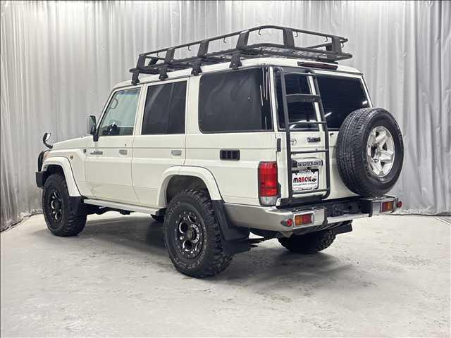 ランドクルーザー７０ バン　３０周年記念車　４ＷＤ　５速　前後デフロック　ＥＴＣ　バックカメラ　地デジナビ　マーテルデーモンＡＷ　キーレス　マッドタイヤ　シュノーケル　ブルバー　ルーフキャリア　リアラダー　１ナンバー　本州仕入（10枚目）
