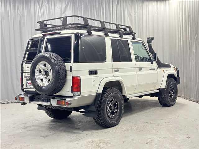 ランドクルーザー７０ バン　３０周年記念車　４ＷＤ　５速　前後デフロック　ＥＴＣ　バックカメラ　地デジナビ　マーテルデーモンＡＷ　キーレス　マッドタイヤ　シュノーケル　ブルバー　ルーフキャリア　リアラダー　１ナンバー　本州仕入（12枚目）