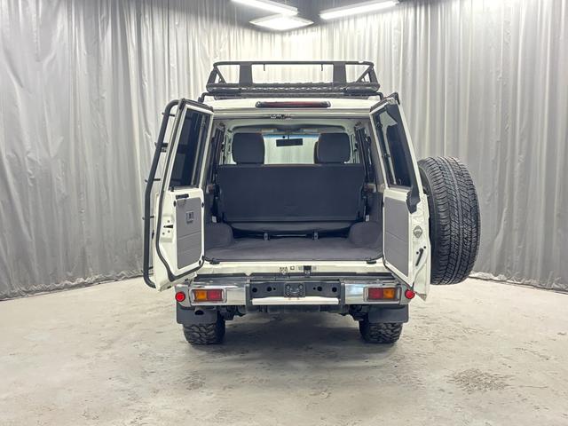 ランドクルーザー７０ バン　３０周年記念車　４ＷＤ　５速　前後デフロック　ＥＴＣ　バックカメラ　地デジナビ　マーテルデーモンＡＷ　キーレス　マッドタイヤ　シュノーケル　ブルバー　ルーフキャリア　リアラダー　１ナンバー　本州仕入（31枚目）