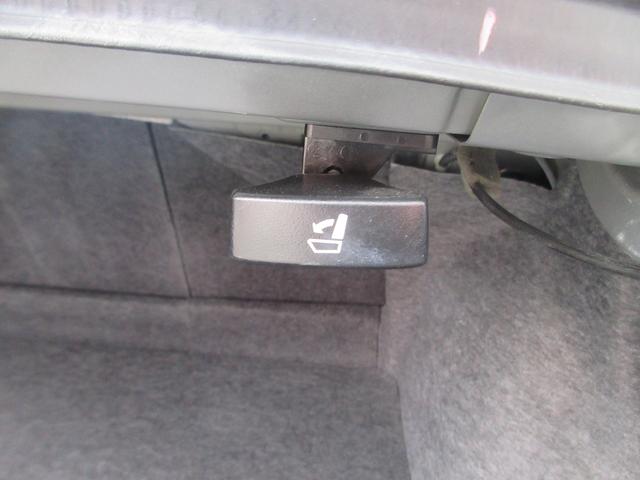 セカンドシートは前に倒すことができます