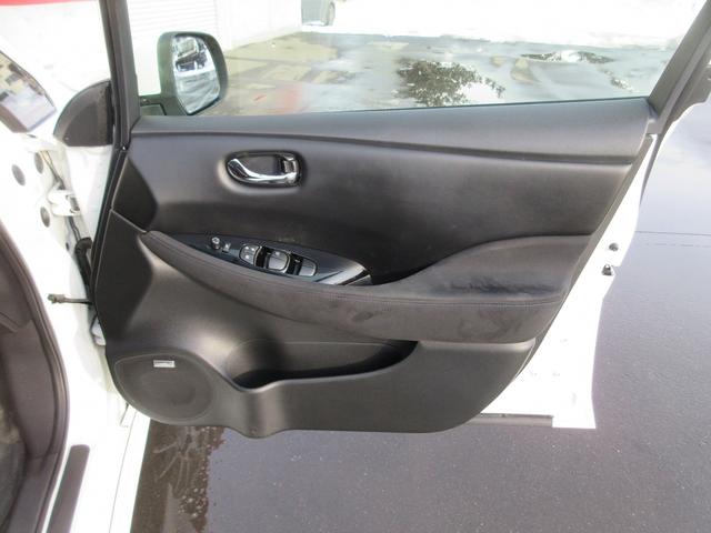 リーフ Ｘ　事故歴無　１１セグメント　２４０００Ｋｍ　ナビ　アラウンドビューモニター　フルセグＴＶ　シートヒーター　ステアリングヒーター　クルーズコントロール　ＬＥＤライト　車検（２年）付　現状販売（32枚目）