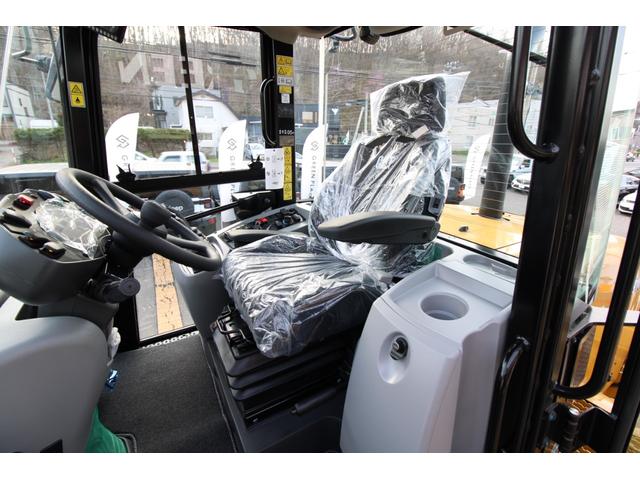日本 　ＣＡＴ９１０　登録済未使用車　Ｖ型マルチプラウ　純正バケット　４バルブ配管　デフロック　エアコン　パイロットレバー　エアーサスペンションシート　シートヒーター　エンスタ　Ｂｌｕｅｔｏｏｔｈオーディオ（21枚目）