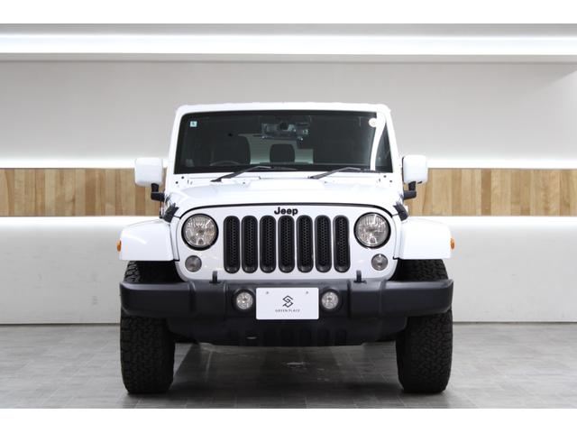 ジープ・ラングラーアンリミテッド ポーラーエディション 4WD 150台限定車 黒革シート専用ステッチ入り IPFクリスタルヘッドライト 純正背面ハードカバー BFグッドリッチ MKWホイール パナソニックナビTVバックカメラ Bluetooth ETC(3枚目)