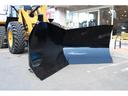 日本 　ＣＡＴ９１０　登録済未使用車　Ｖ型マルチプラウ　純正バケット　４バルブ配管　デフロック　エアコン　パイロットレバー　エアーサスペンションシート　シートヒーター　エンスタ　Ｂｌｕｅｔｏｏｔｈオーディオ（5枚目）