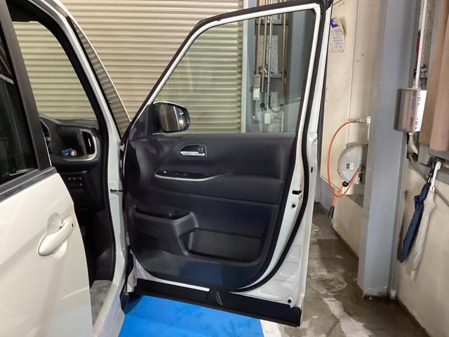 ヴォクシー Ｓ－Ｇ　４ＷＤ　ＡＢＳ　エアコン　パワーウィンドウ　盗難防止システム　スマートキー　横滑り防止装置　衝突安全ボディ　衝突被害軽減システム（11枚目）