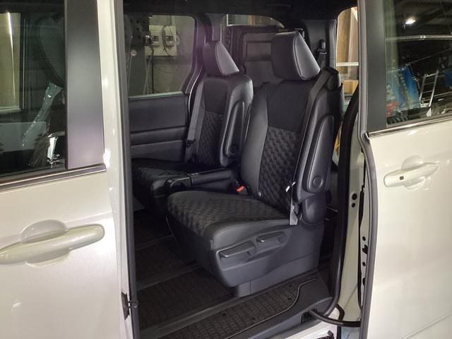 ヴォクシー Ｓ－Ｇ　４ＷＤ　ＡＢＳ　エアコン　パワーウィンドウ　盗難防止システム　スマートキー　横滑り防止装置　衝突安全ボディ　衝突被害軽減システム（12枚目）