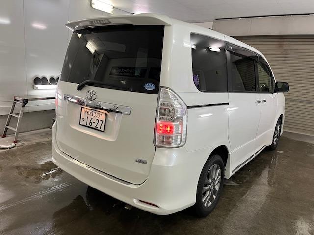ヴォクシー ＺＳ　煌ＩＩ　ワンオーナー　寒冷地仕様　禁煙車　両側パワースライドドア　純正１６インチＡＷ　社外１６ＡＷ＋スタッドレスタイヤ付　純正ナビ　フルセグ地デジ　ＤＶＤ再生　Ｂｌｕｅｔｏｏｔｈオーディオ　バックカメラ（11枚目）