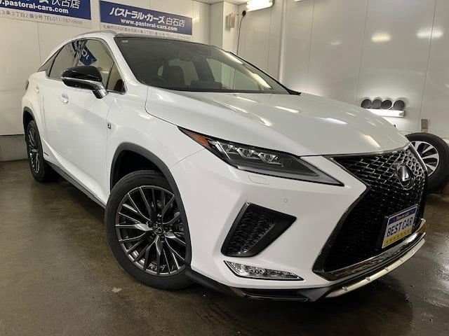 人気カラー「ホワイトノーヴァガラスフレーク」ボディにデザインの良い純正２０インチアルミホイールがしっかりマッチしていますッ！冬用は純正１８インチＡＷ＋残溝充分スタッドレスタイヤをご用意していますッ！