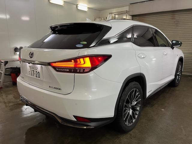 リアビューはリアウィングの装備によりスポーティ且つ高級感溢れる雰囲気となっていますッ！