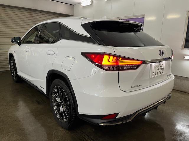 リアビューはリアウィングの装備によりスポーティ且つ高級感溢れる雰囲気となっていますッ！