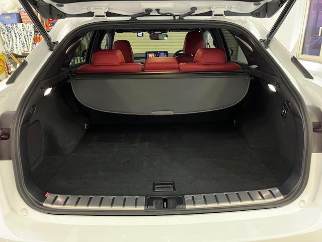 バックドアを開けると広々ラゲッジスペースが出現ッ！広々ラゲッジスペースにより海へ山へ大活躍ですヨ！