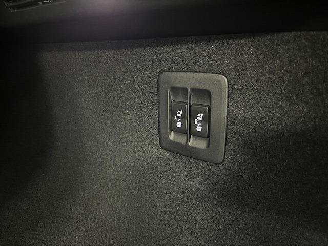後部ラゲッジスペースより後席シートの電動リクライニング・収納操作が可能ですッ！