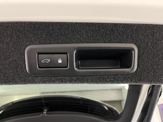 パワーバックドア仕様となりますッ！運転席にいながら後部バックドアの自動開閉操作が可能ですッ！