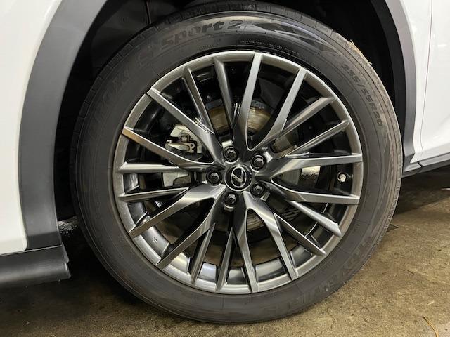 夏用はデザインの良いレクサス純正２０インチアルミホイールがしっかりマッチしていますッ！冬用は純正１８インチＡＷ＋残溝充分スタッドレスタイヤをご用意していますッ！