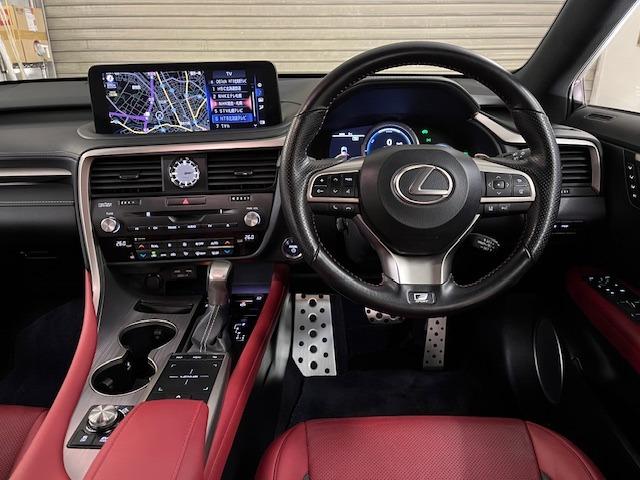 コクピットは視界良好ッ！快適ドライブが楽しめますヨッ！運転情報をフロントガラスに照らし出すヘッドアップディスプレイも装備されていますッ！