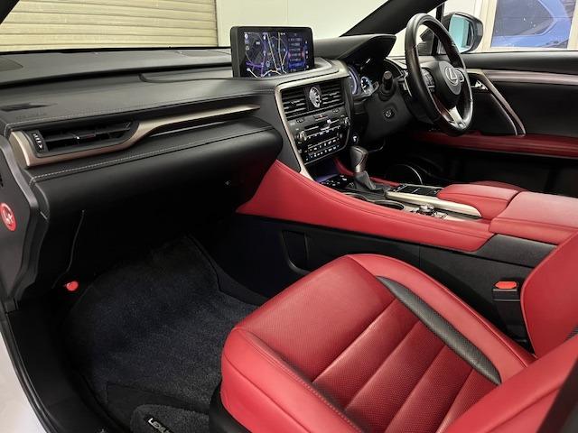 インテリアはフレアレッドレザー＆ブラック＆ウッドパネルを基調とした高級感溢れる雰囲気となっていますッ！