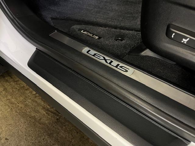 高級感を演出する純正スカッフプレート装備となりますッ！