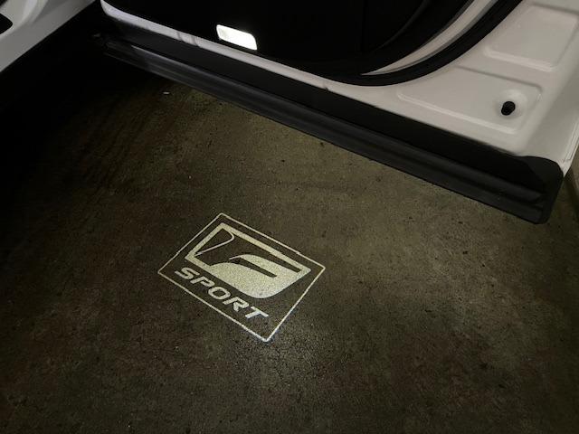 ドア開閉時には「Ｆスポーツ　エンブレム」が路面を照らし出すドアカーテシランプが装備されていますッ！