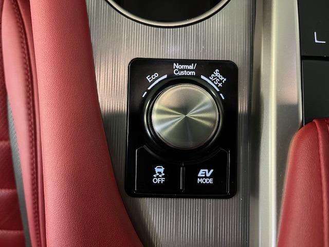 路面シーンにあわせてスポーツモード・ノーマルモード・エコモードの切替可能、横滑り防止装置は寒冷地の方には嬉しい装備ですネッ！