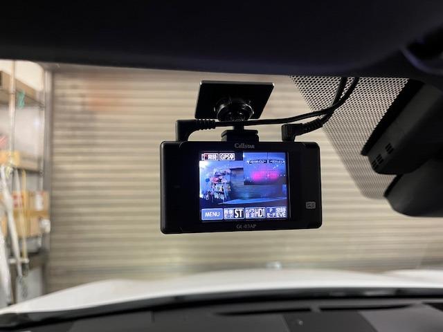 万が一の際に活躍する前後ドライブレコーダーもオプション装備されていますッ！