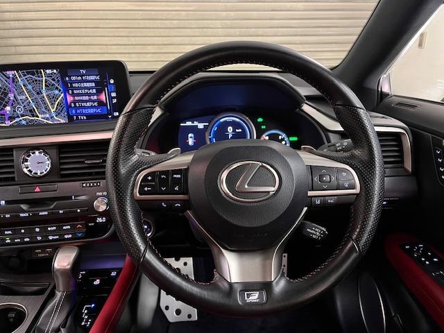 高級感を演出するＦスポーツ専用・純正革巻きステアリングとなりますッ！