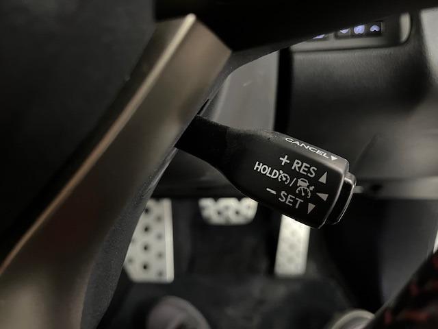 高速道路走行時に活躍するレーダークルーズコントロール（前車追従あり）装備車となりますッ！