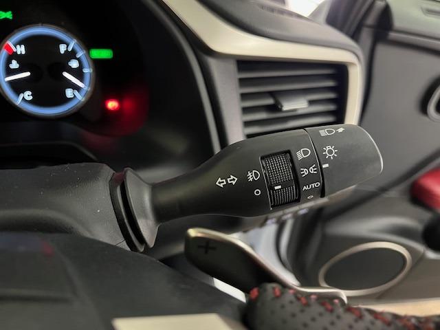 夜間走行時・トンネル通過時等に活躍するオートライト機能装備となりますッ！