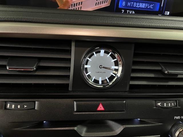 インパネセンターに鎮座するレクサスウォッチが高級感を演出していますッ！