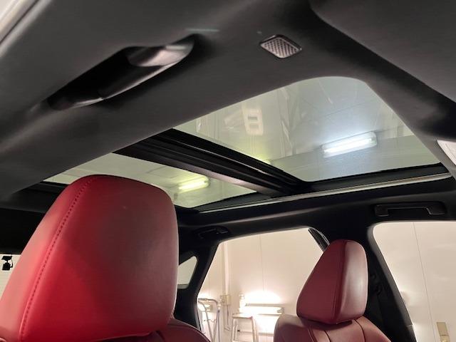開放的な電動パノラマサンルーフ装備となりますッ！ポイントの高いオプションですヨ！