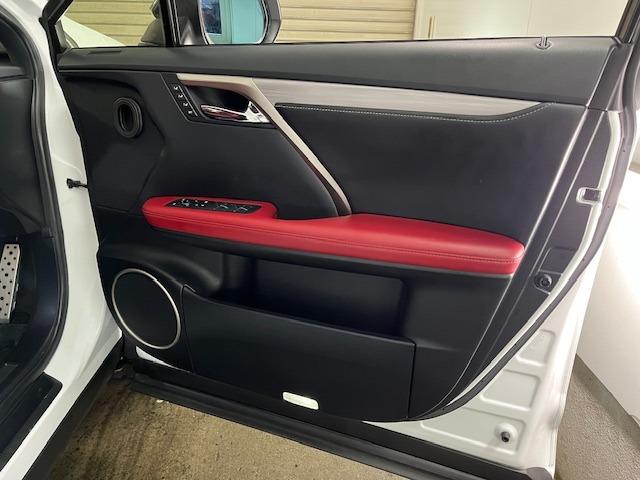 全席オートパワーウィンドウ仕様となりますッ！運転席についてはメモリー機能付きパワーシート仕様となりますッ！