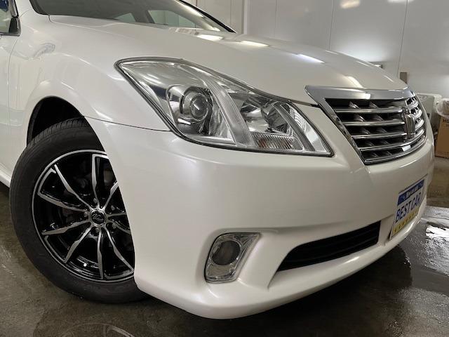 クラウン ロイヤルサルーンｉ－Ｆｏｕｒ　後期型　禁煙車　Ｂｌｕｅｔｏｏｔｈ　ヴェルサンディ１７インチＡＷ　純正１６ＡＷ＋スタッドレスタイヤ付　純正ナビ　フルセグ地デジ　ＤＶＤ再生　バックカメラ　クルーズコントロール　電動サンシェード　ＥＴＣ（7枚目）