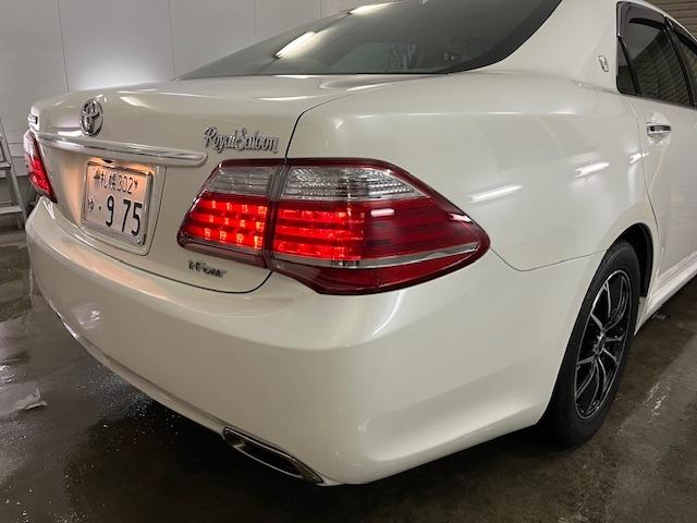 クラウン ロイヤルサルーンｉ－Ｆｏｕｒ　後期型　禁煙車　Ｂｌｕｅｔｏｏｔｈ　ヴェルサンディ１７インチＡＷ　純正１６ＡＷ＋スタッドレスタイヤ付　純正ナビ　フルセグ地デジ　ＤＶＤ再生　バックカメラ　クルーズコントロール　電動サンシェード　ＥＴＣ（14枚目）