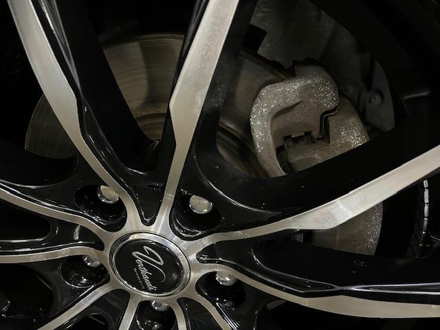 クラウン ロイヤルサルーンｉ－Ｆｏｕｒ　後期型　禁煙車　Ｂｌｕｅｔｏｏｔｈ　ヴェルサンディ１７インチＡＷ　純正１６ＡＷ＋スタッドレスタイヤ付　純正ナビ　フルセグ地デジ　ＤＶＤ再生　バックカメラ　クルーズコントロール　電動サンシェード　ＥＴＣ（23枚目）