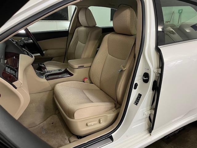 クラウン ロイヤルサルーンｉ－Ｆｏｕｒ　後期型　禁煙車　Ｂｌｕｅｔｏｏｔｈ　ヴェルサンディ１７インチＡＷ　純正１６ＡＷ＋スタッドレスタイヤ付　純正ナビ　フルセグ地デジ　ＤＶＤ再生　バックカメラ　クルーズコントロール　電動サンシェード　ＥＴＣ（30枚目）