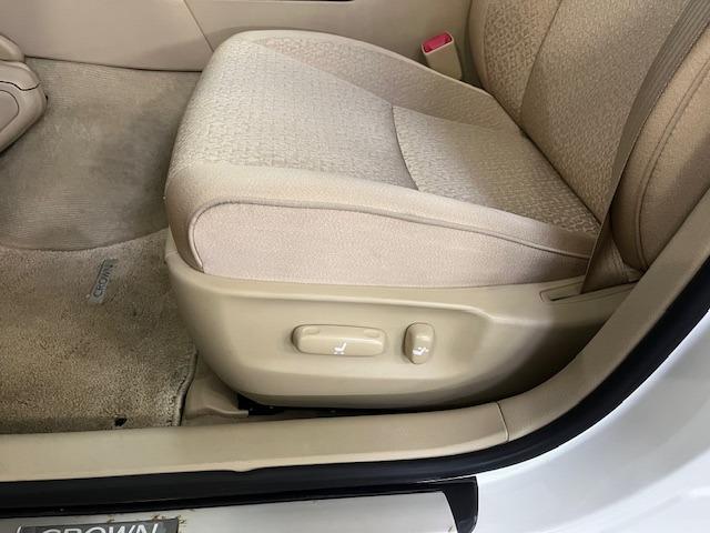 クラウン ロイヤルサルーンｉ－Ｆｏｕｒ　後期型　禁煙車　Ｂｌｕｅｔｏｏｔｈ　ヴェルサンディ１７インチＡＷ　純正１６ＡＷ＋スタッドレスタイヤ付　純正ナビ　フルセグ地デジ　ＤＶＤ再生　バックカメラ　クルーズコントロール　電動サンシェード　ＥＴＣ（32枚目）