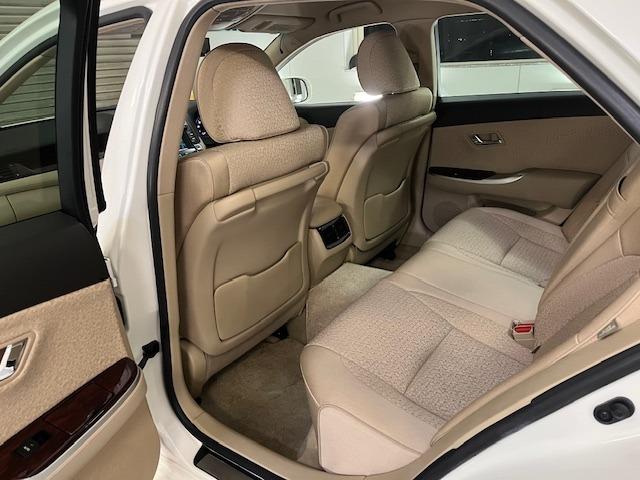 クラウン ロイヤルサルーンｉ－Ｆｏｕｒ　後期型　禁煙車　Ｂｌｕｅｔｏｏｔｈ　ヴェルサンディ１７インチＡＷ　純正１６ＡＷ＋スタッドレスタイヤ付　純正ナビ　フルセグ地デジ　ＤＶＤ再生　バックカメラ　クルーズコントロール　電動サンシェード　ＥＴＣ（35枚目）