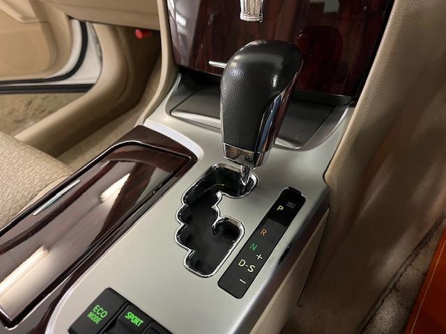 クラウン ロイヤルサルーンｉ－Ｆｏｕｒ　後期型　禁煙車　Ｂｌｕｅｔｏｏｔｈ　ヴェルサンディ１７インチＡＷ　純正１６ＡＷ＋スタッドレスタイヤ付　純正ナビ　フルセグ地デジ　ＤＶＤ再生　バックカメラ　クルーズコントロール　電動サンシェード　ＥＴＣ（37枚目）