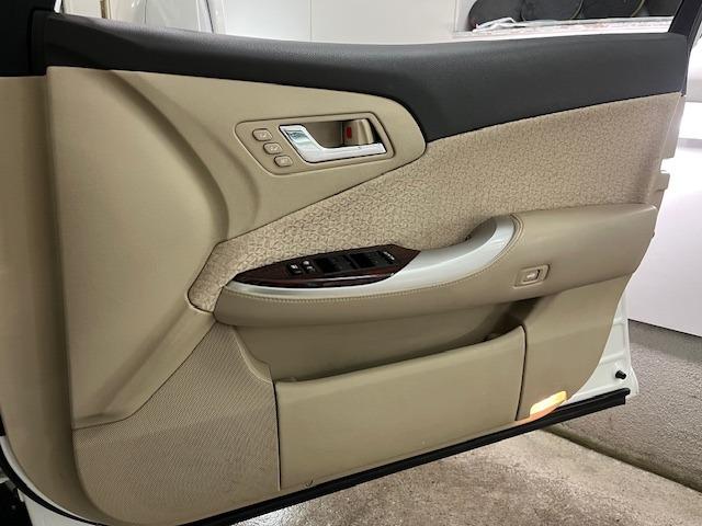 クラウン ロイヤルサルーンｉ－Ｆｏｕｒ　後期型　禁煙車　Ｂｌｕｅｔｏｏｔｈ　ヴェルサンディ１７インチＡＷ　純正１６ＡＷ＋スタッドレスタイヤ付　純正ナビ　フルセグ地デジ　ＤＶＤ再生　バックカメラ　クルーズコントロール　電動サンシェード　ＥＴＣ（53枚目）