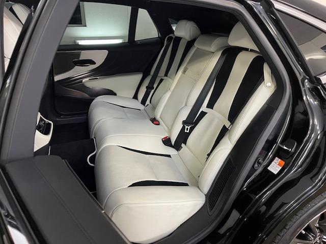 LS LS500h Fスポーツ 本州仕入 寒冷地仕様 マークレビンソン 電動ムーンルーフ 純正20インチAW 純正19AW+スタッドレスタイヤ デジタルインナーミラー ヘッドアップディプレイ 純正ドライブレコーダー 三眼LEDライト(38枚目)