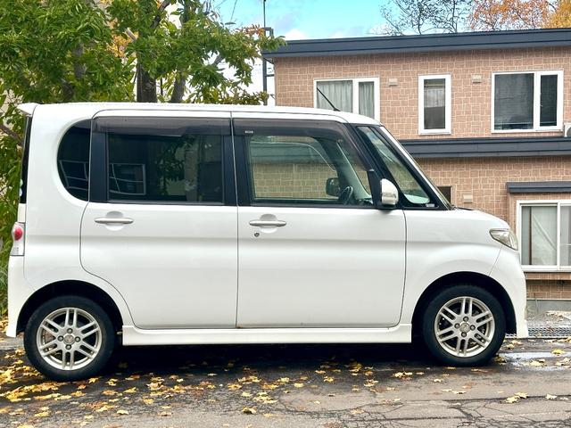 タント カスタムＶセレクション　４ＷＤ　　タイミングチェーン車　エンジンスターター　ＨＩＤ　楽ナビ　ワンセグテレビ　スマートキー　夏冬アルミ（6枚目）