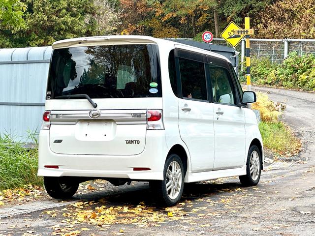 タント カスタムＶセレクション　４ＷＤ　　タイミングチェーン車　エンジンスターター　ＨＩＤ　楽ナビ　ワンセグテレビ　スマートキー　夏冬アルミ（10枚目）