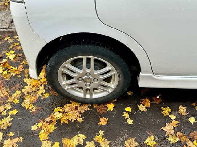 タント カスタムＶセレクション　４ＷＤ　　タイミングチェーン車　エンジンスターター　ＨＩＤ　楽ナビ　ワンセグテレビ　スマートキー　夏冬アルミ（11枚目）