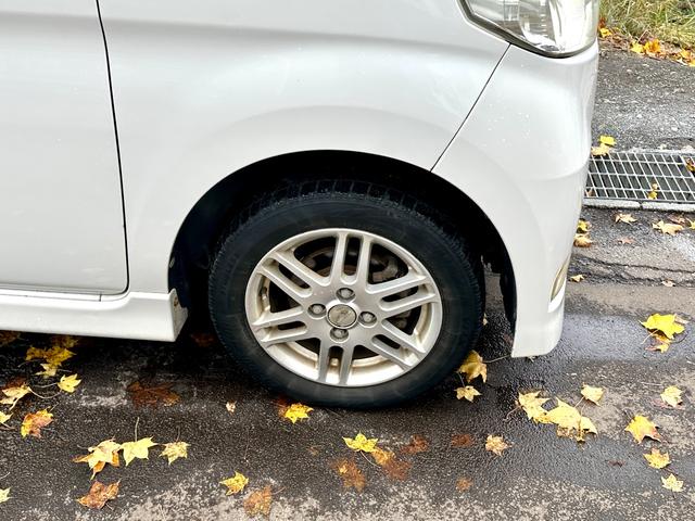 タント カスタムＶセレクション　４ＷＤ　　タイミングチェーン車　エンジンスターター　ＨＩＤ　楽ナビ　ワンセグテレビ　スマートキー　夏冬アルミ（12枚目）