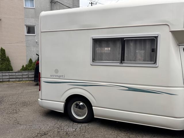 ハイエースワゴン ＤＸ　ＡＴ／４ＷＤ　ＦＦヒーター　Ｂｌｕ－ｒａｙ内臓地デジＴＶ　リン酸リチウムイオンバッテリー　１２Ｖ２００Ａｈ装備　キッチン　常設２段ベット　冷蔵庫（5枚目）