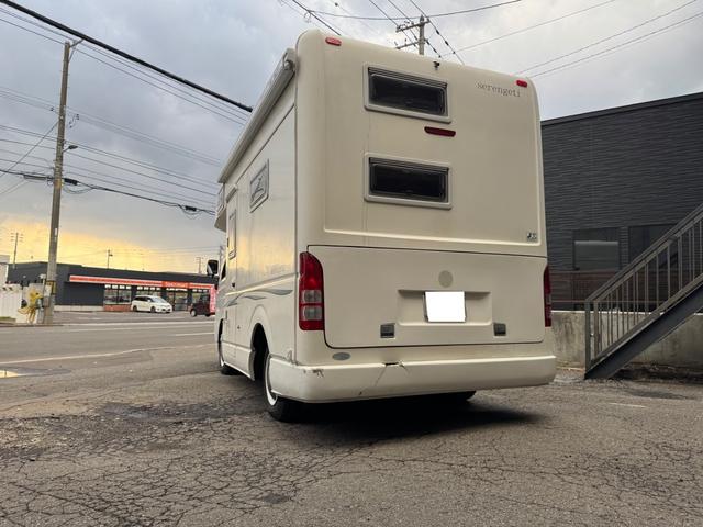 ハイエースワゴン ＤＸ　ＡＴ／４ＷＤ　ＦＦヒーター　Ｂｌｕ－ｒａｙ内臓地デジＴＶ　リン酸リチウムイオンバッテリー　１２Ｖ２００Ａｈ装備　キッチン　常設２段ベット　冷蔵庫（7枚目）